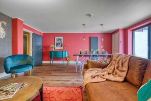 Queen J's Lounge / Dining Area