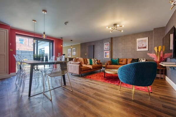 Queen J's Dining Area / Lounge