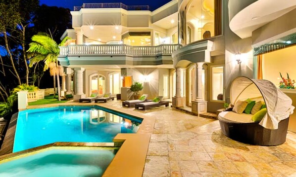 Come Enjoy Your Private Estate, Pool and Hot Tub!