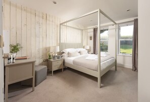 7 Whitehouse, Watergate Bay: Beautiful bedroom one boasts a sumptuous 5' king size four poster bed