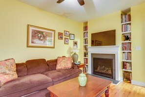 Living Area | Smart TV | Books | Workstation | Free WiFi