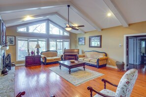 Living Room | Piano