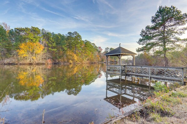 Fayetteville Vacation Rental | Studio | 1BA | 700 Sq Ft | Steps to Enter