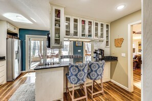 Kitchen | Main Level | Keurig & Drip Coffee Makers | Blender