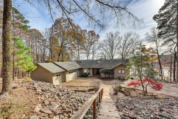 Hot Springs Vacation Rental | 4BR | 4 Full BA, 2 Half BA | 1 Step to Enter