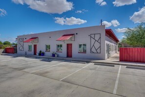 Building Exterior | Single-Story Unit