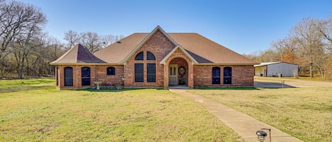 Grandview Vacation Rental | 3BR | 2BA | 2,422 Sq Ft | 2 Steps Required