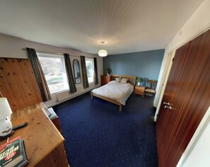 Master Bedroom with Kingsize bed and ensuite shower