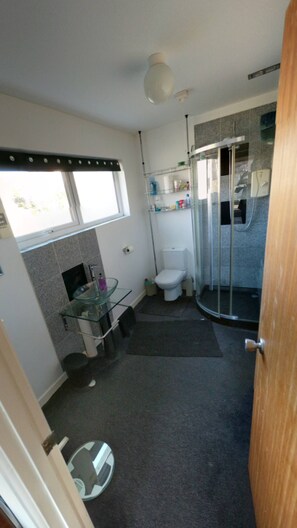 Ensuite shower to master bedroom