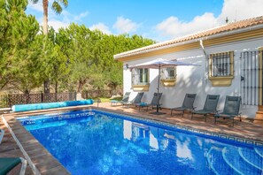 Relax by the beautiful swimming pool%2E