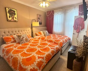 Relax in style and comfort! 2 Queen beds, a cosy fireplace, and a SmartTV 