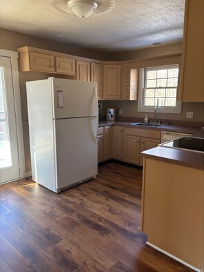 Full kitchen
Electric stove
Microwave
Dishwasher
Refrigerator 
