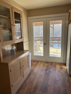 Kitchen w/access to deck 