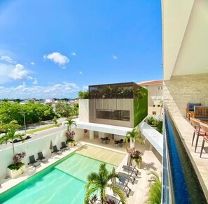 Terraza privada con vista a la piscina
