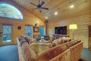 Living Room | Board Games | Wood-Burning Fireplace | Smart TV