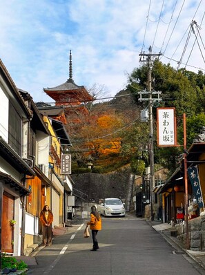 Chawan-zaka (Teapot Lane) is a hidden street just below Kiyomizu Temple.