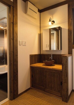 Washbasin.
