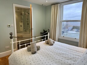Bedroom with ensuite
