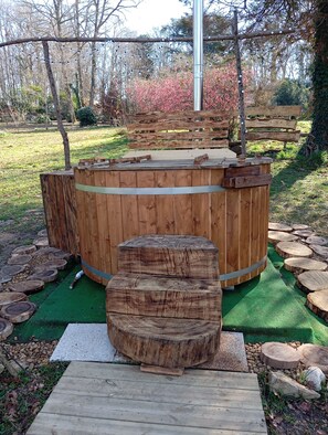 Outdoor spa tub