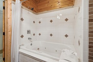 Jacuzzi tub in master ensuite 