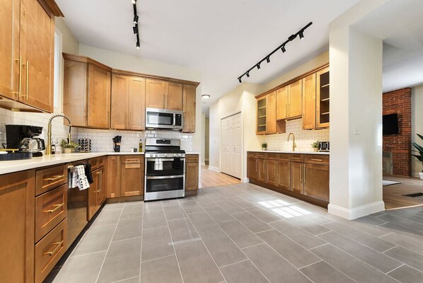 FULLY stocked kitchen with complimentary coffee, tea, sugar, cream, cooking oil, spices - everything you would need for a short or long stay