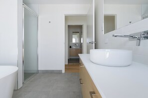Main bathroom with plenty of space to get ready