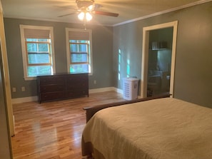 Master bedroom, Queen bed