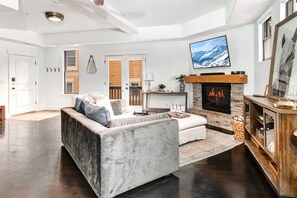 Vacation Rentals in Park City at Moose Lodge 5: Living room with TV and gas fireplace