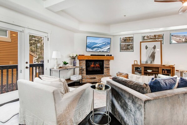 Vacation Rentals in Park City at Moose Lodge 5: Living room with TV and gas fireplace