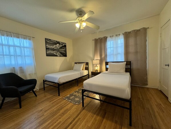 ROOM 1: TWO SINGLE BEDS WITH A/C