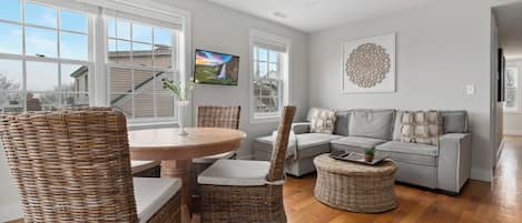 Welcome to Portside Glimpse!