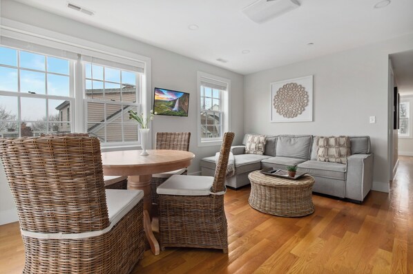 Welcome to Portside Glimpse!