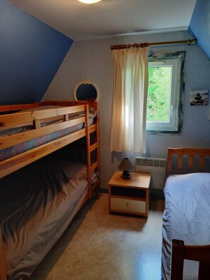 Chambres avec lits superposés et un lit simple