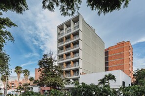 Vista frontal de la propiedad