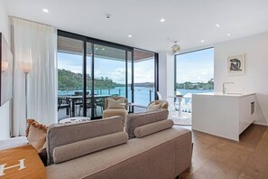 With stunning views over Catalina Bay, you can choose to have the drapes closed or opened.