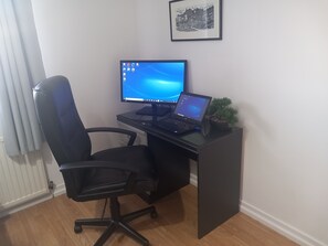 Home office access in bedroom 2 with 2nd HD monitor