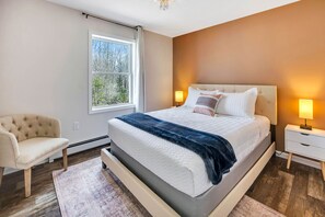 Queen Bedroom (1)