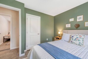 Queen Bedroom (1)