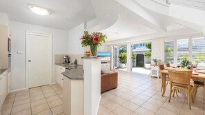 Swell | Chef's kitchen | Open-plan dining