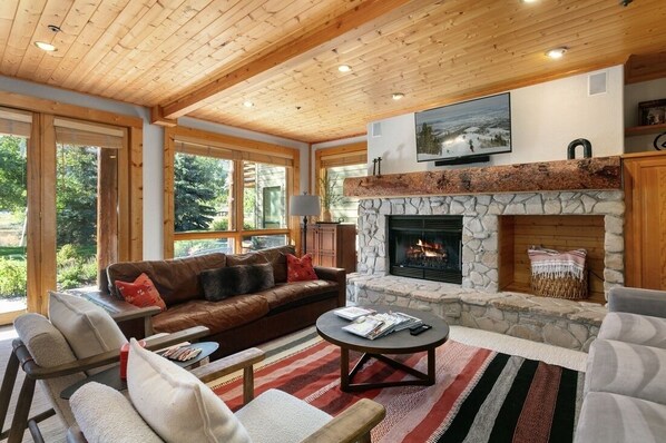 Indoors, Fireplace, Building, Furniture, Living Room