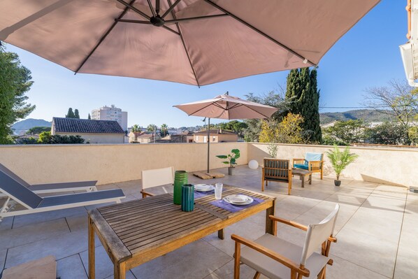 Outdoor dining
