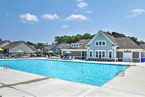 Bishops Landing Community Amenities | Outdoor Pool