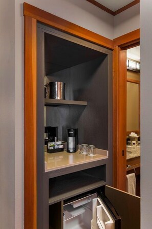 A thoughtfully arranged storage nook, providing everything you need for a seamless and comfortable stay.