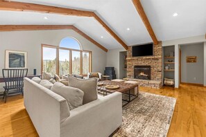 Stowe Berry Hill - Mountain Views, Deck & Firepit! (4965)