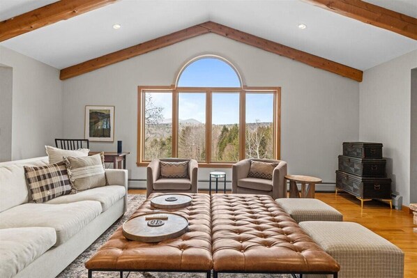 Stowe Berry Hill - Mountain Views, Deck & Firepit! (4968)