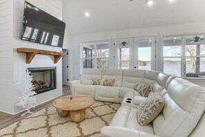 Living Room | Smart TV | Free WiFi | Central A/C & Heating