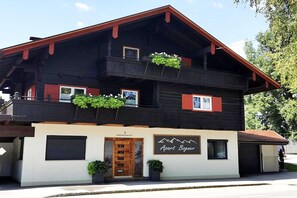 Stugans exteriör [sommar]