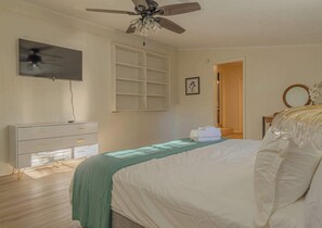 Need to catch up on some work while you're away? Our bedroom features a convenient workspace, perfect for staying productive while enjoying your vacation. Plus, a comfortable bed awaits when you're ready to unwind. #workfromhome #vacationrental #bedr