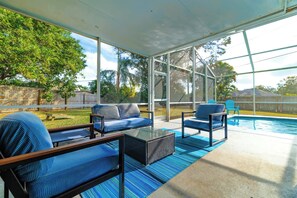 Outdoor eating area to enjoy the Florida sun!