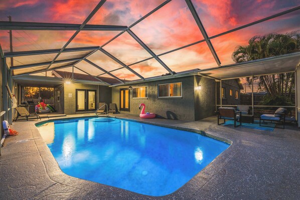 Private, screened in pool!